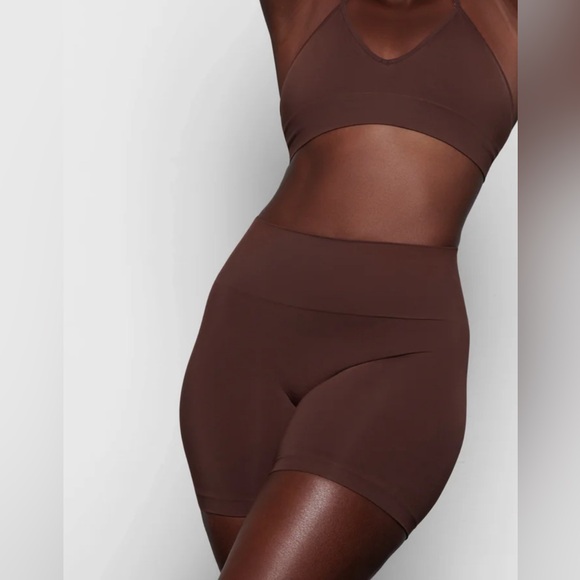 SKIMS Soft Smoothing Short- Size M Color Cocoa - Picture 2 of 6